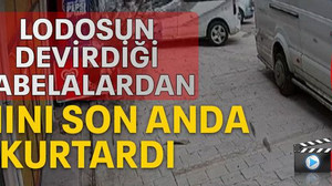 Lodosun devirdiği tabelalardan canını son anda kurtardı